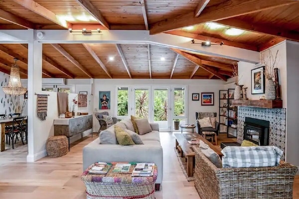 Smart-TV, Kamin, DVD-Player, Bücher