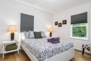 2 bedrooms, iron/ironing board, travel cot, free WiFi - Annie`s on Adair - NO Step Entry (Dubuque)