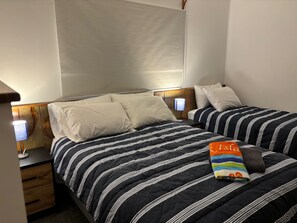 2 chambres, fer et planche à repasser, Wi-Fi, draps fournis