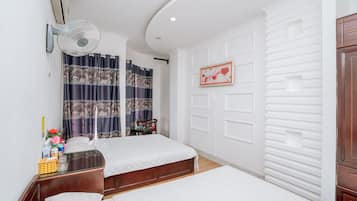Phòng 4 dành cho gia đình, quang cảnh thành phố | Minibar, bàn, khu vực làm việc phù hợp cho laptop, phòng cách âm