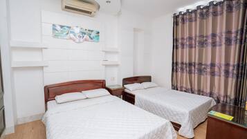 Familien-Vierbettzimmer, Stadtblick | Minibar, Schreibtisch, laptopgeeigneter Arbeitsplatz