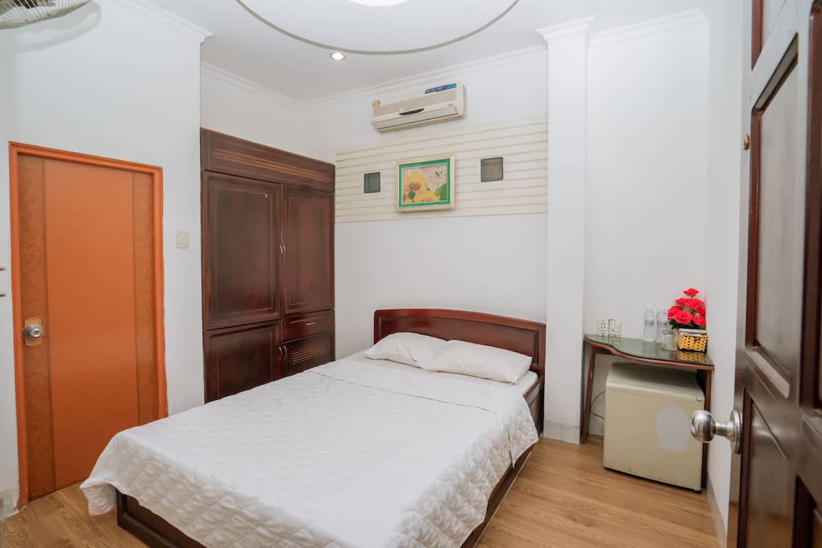 Basic Double Room | Minibar, desk, laptop workspace, soundproofing
