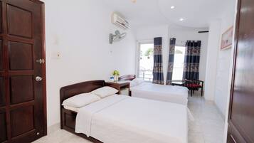 Minibar, escritorio, espacio para trabajar con un portátil