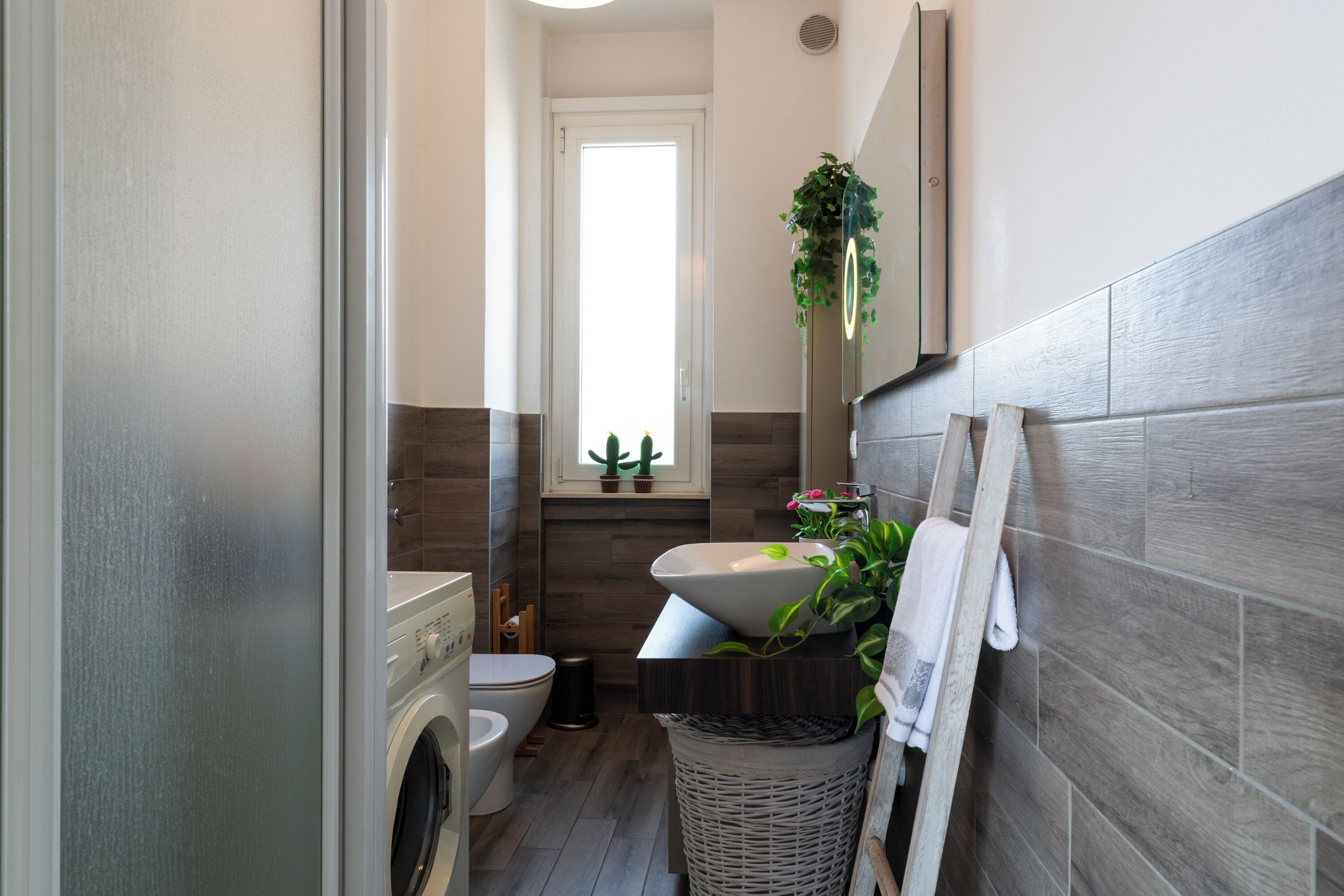 Panoramic Apartment | Bathroom | Shower, rainfall showerhead, hair dryer, bidet