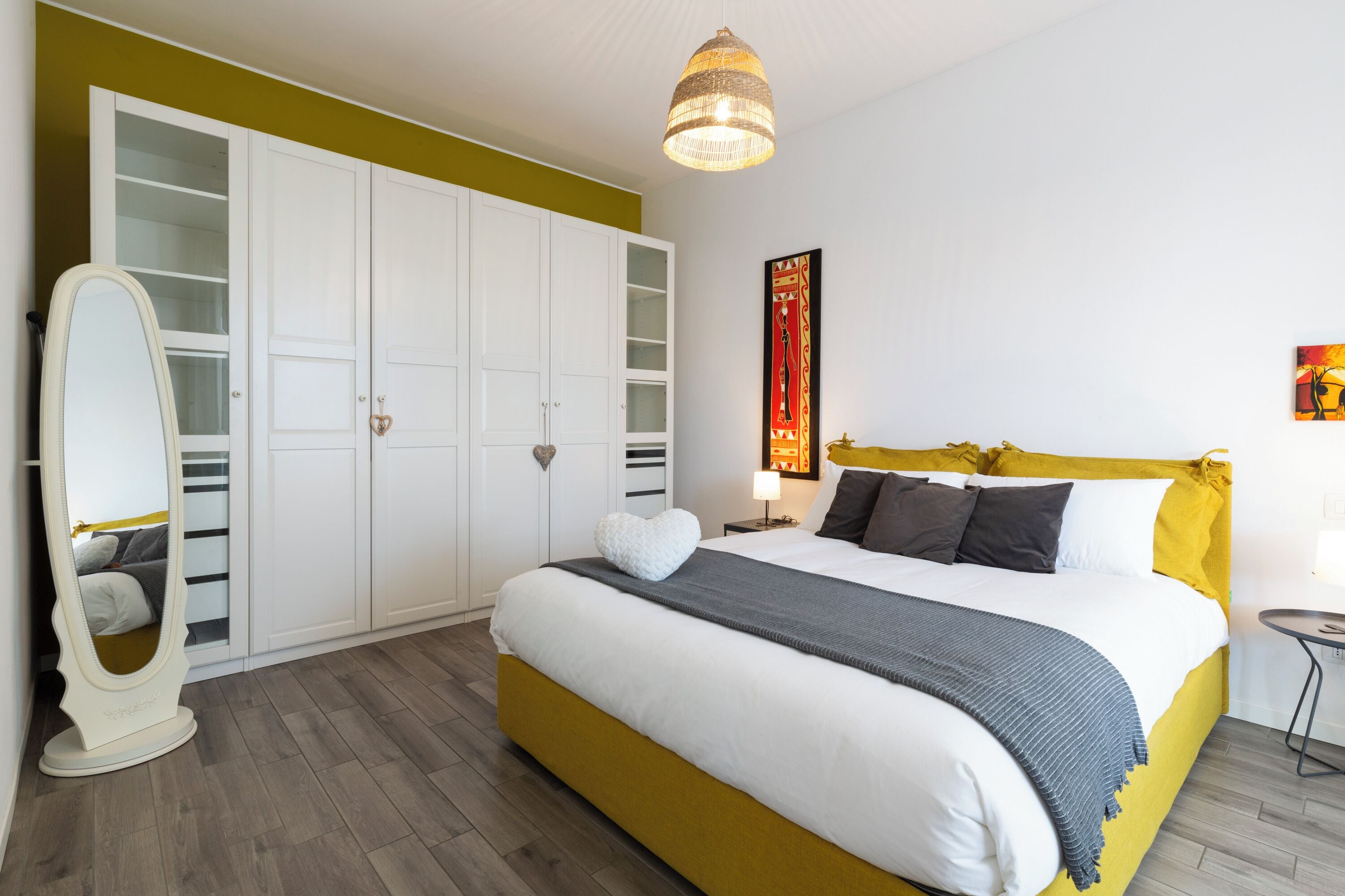 Tabla de planchar con plancha, wifi gratis y ropa de cama 