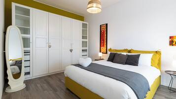 Tabla de planchar con plancha, wifi gratis y ropa de cama