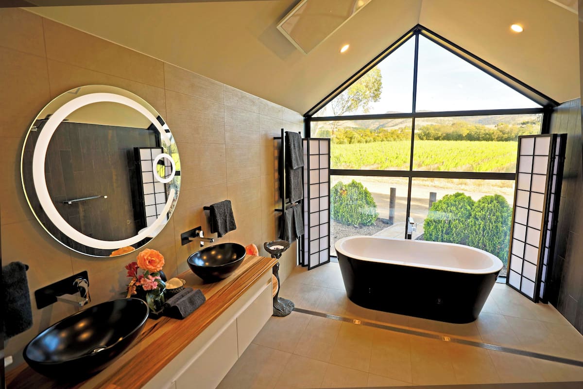 Panoramic-Suite, 1 King-Bett, Balkon, Blick auf den Weinberg | Badezimmer