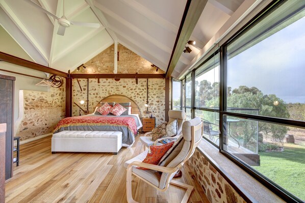 Panoramic-Suite, 1 King-Bett, Balkon, Blick auf den Weinberg | 1 Schlafzimmer, Bettwäsche aus ägyptischer Baumwolle