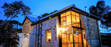 Premium-Suite, 1 King-Bett und Schlafsofa, Kamin, Blick auf den Weinberg | Fassade der Unterkunft