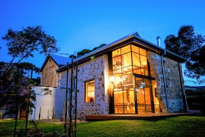 Suite Premium, 1 très grand lit et 1 canapé-lit, cheminée, vue vignoble | Façade de l’hébergement