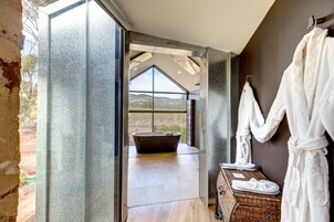 Suite panorámica, 1 cama de matrimonio grande, balcón, vistas al viñedo | Baño | Bañera y ducha independientes y bañera profunda