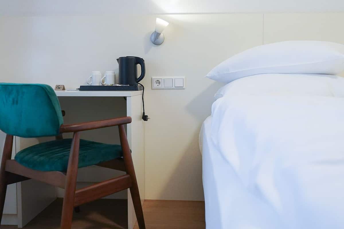 Standaard tweepersoonskamer | Een bureau, een laptopwerkplek, gratis wifi