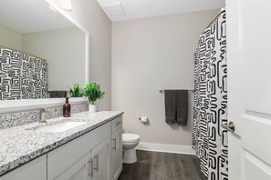 Een bad, een haardroger, handdoeken