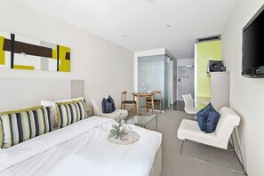 Desk, iron/ironing board, WiFi, bed sheets - A Comfy Studio, 5-min Walk to Melbourne Central (Melbourne)