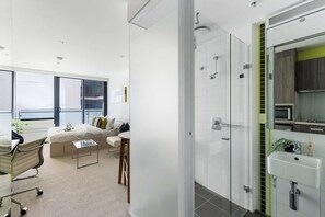 Bathtub, hair dryer, towels, soap - A Comfy Studio, 5-min Walk to Melbourne Central (Melbourne)