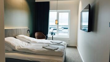 Habitación estándar | Escritorio, tabla de planchar con plancha, cunas y camas extra