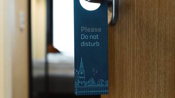 Habitación estándar | Escritorio, tabla de planchar con plancha, cunas y camas extra