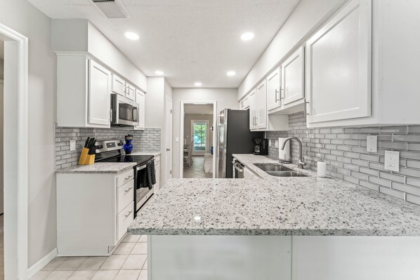 Frigorífico, microondas, horno y placa de cocina