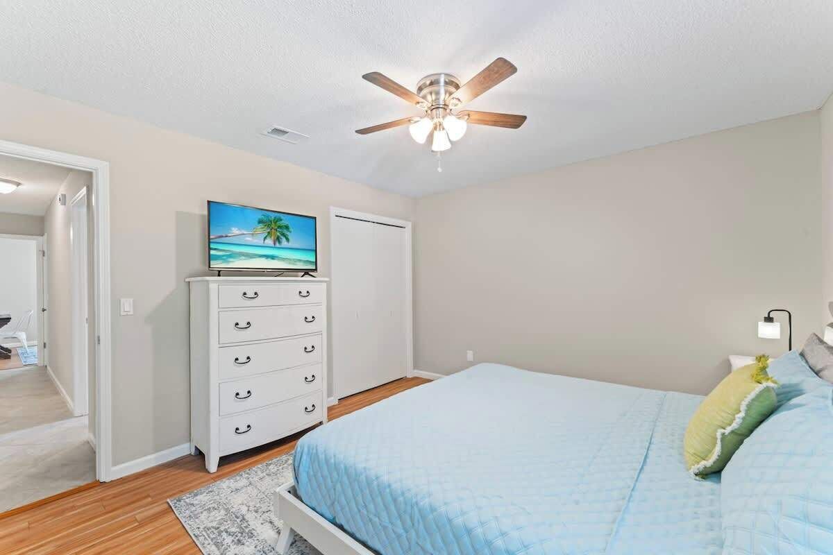 5 bedrooms, iron/ironing board, free WiFi, bed sheets