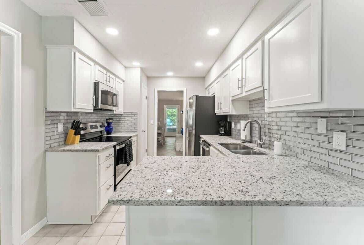 Réfrigérateur, four à micro-ondes, un four, surface de cuisson