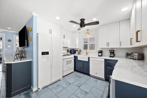 Køleskab, mikrobølgeovn, ovn, kogeplade