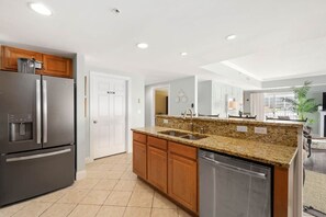 Fridge, microwave, oven, stovetop - Ocean Bliss! Paradise by the sea (Ocean City)