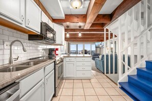 Køleskab, mikrobølgeovn, ovn, kogeplade