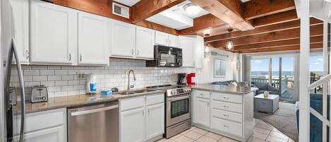 Een koelkast, een microgolfoven, een oven, een kookplaat