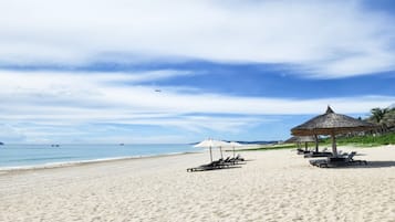 Trên bãi biển, cát trắng