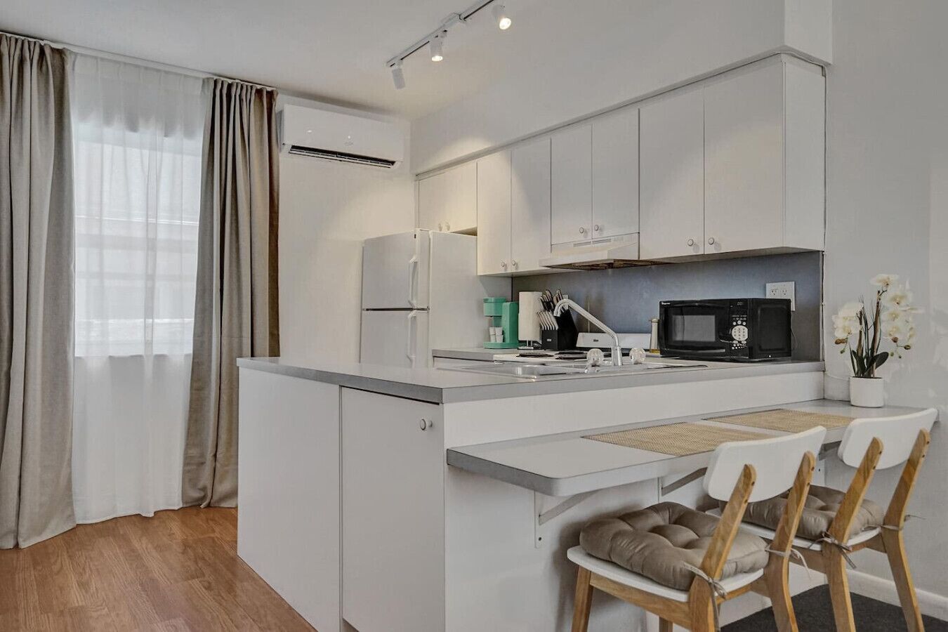 Réfrigérateur, micro-ondes, four, plaque de cuisson