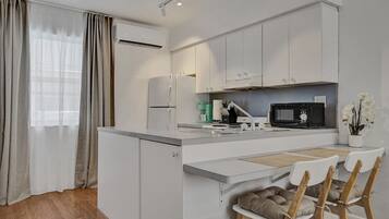 Réfrigérateur, micro-ondes, four, plaque de cuisson