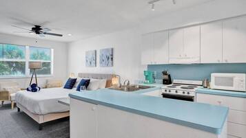 Réfrigérateur, micro-ondes, four, plaque de cuisson