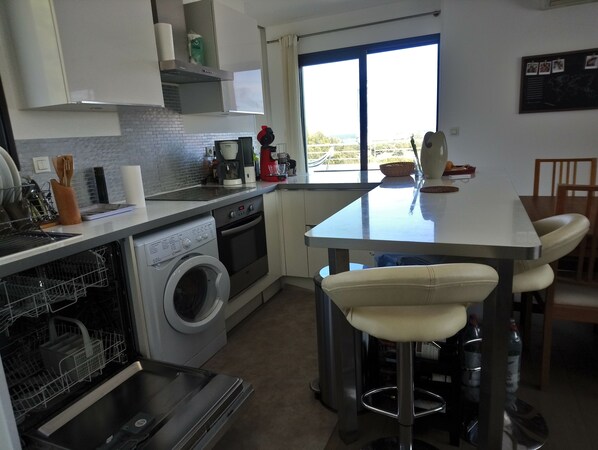 Kühlschrank, Mikrowelle, Ofen, Herdplatte