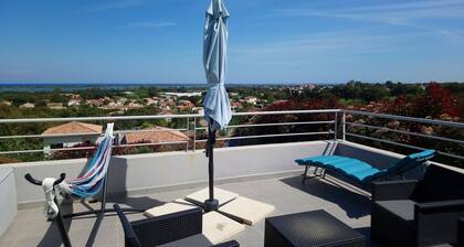 TrĂšs bel appartement grande terrasse vue mer et montagnes