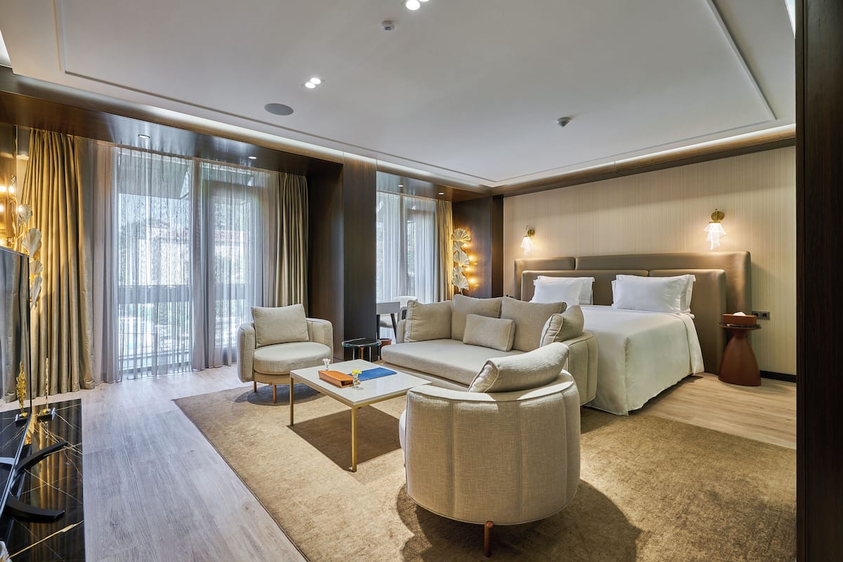 Executive Suite, 1 Katil Raja (King), Non Smoking | 1 bilik tidur, peti besi dalam bilik, ruang kerja komputer riba