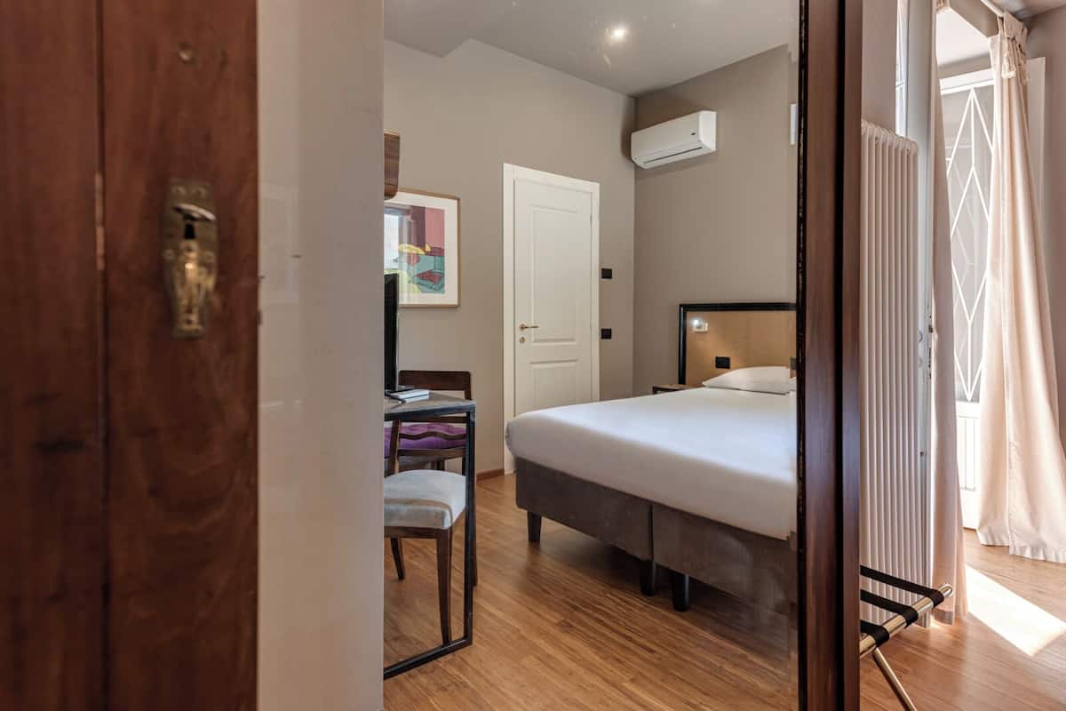 Habitación doble panorámica | 1 habitación, decoración personalizada, muebles diferentes y escritorio