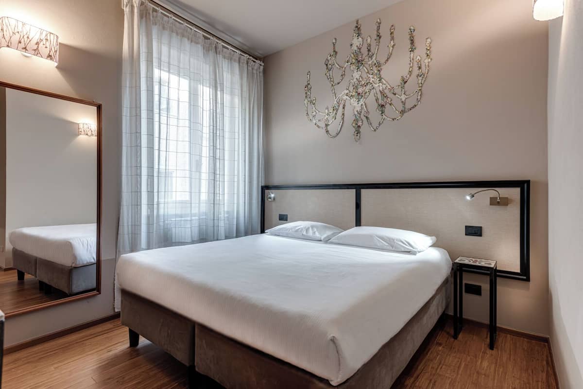 Habitación urbana | 1 habitación, decoración personalizada, muebles diferentes y escritorio