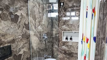 Haartrockner, Handtücher, Seife, Toilettenpapier
