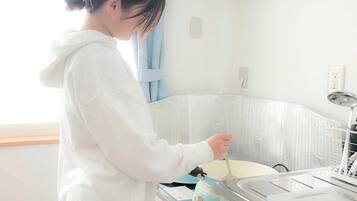 Full-size fridge, microwave, oven, stovetop