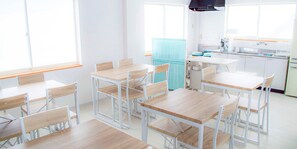 Full-sized fridge, microwave, oven, stovetop