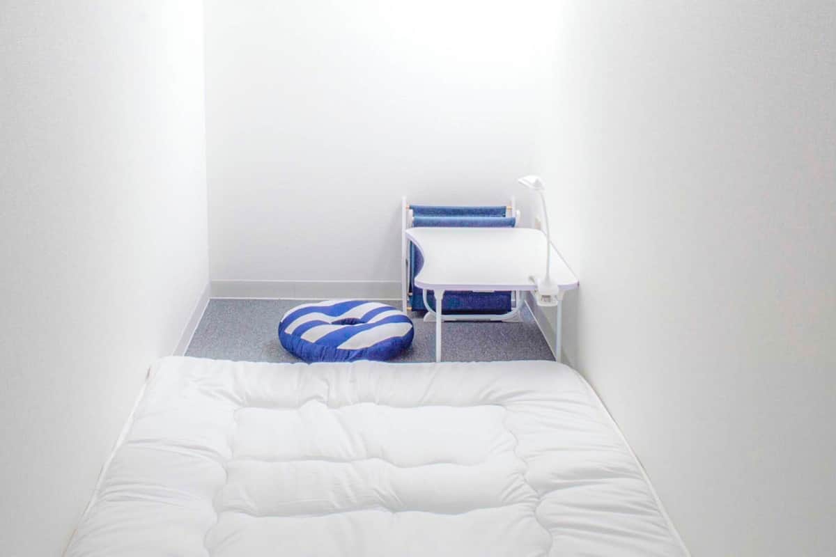 Dormitorio condiviso Basic, non fumatori | Una scrivania, postazione laptop, tende oscuranti, ferro/asse da stiro