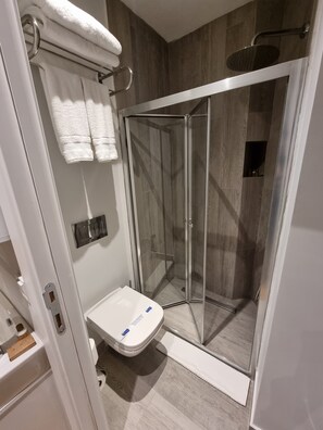 Hypo-allergenic bedding, desk, laptop workspace, blackout curtains - 10m2 Hotel (Istanbul)