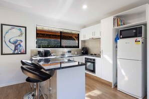 Fridge, oven, stovetop, dishwasher