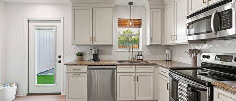 Kylskåp, mikrovågsugn, ugn och spishäll