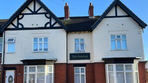 A two-story building with a sign reading "The Avenue". - OYO The Avenue (Scunthorpe)