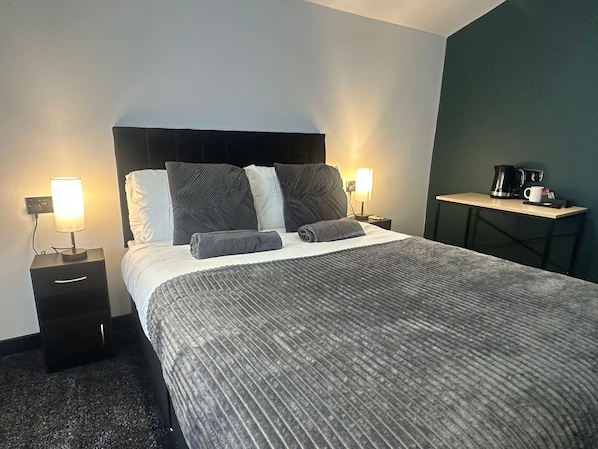 Escrivaninha, quartos à prova de som, roupa de cama