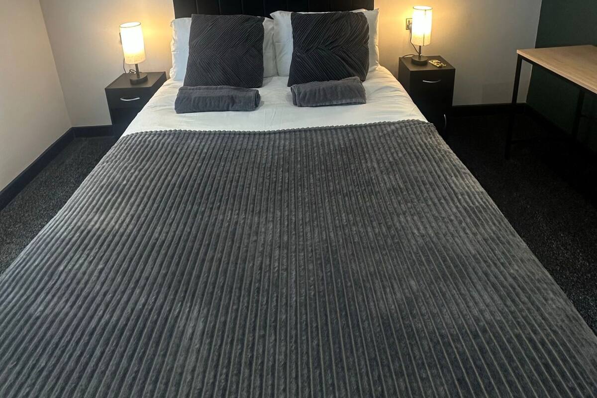 Escrivaninha, quartos à prova de som, roupa de cama