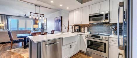 Refrigerador, microondas, horno, placa de cocina