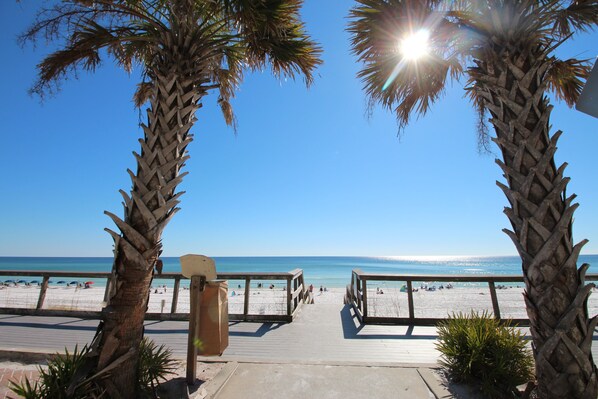 Beach nearby - Ariel dunes 2103 Salty Bull Fabulous updated condo! fabulous views! Reduced fall rates (Destin)