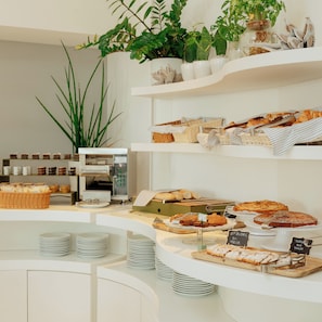 包含每日自助早餐